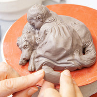 Miniatur Hentschelkind mit Hund liegend